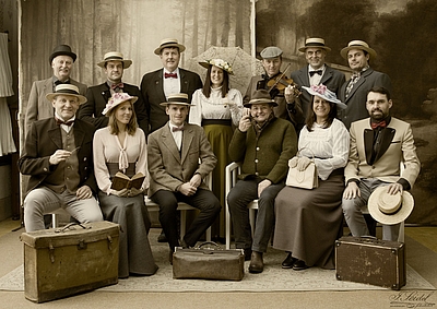 Das Fotoshooting in historischen Kostümen im Krumauer Museum „Atelier Seidel“ ist bei der BBA Winterschool schon zur liebgewordenen Tradition geworden. 2. Reihe stehend von links nach rechts: Rudolf Faschang, Geschäftsführer Faschang Werkzeugbau GmbH, Albert Webersberger, Teamleiter IT/ Software AGS-ENGINEERING GMBH, Das Fotoshooting in historischen Kostümen im Krumauer Museum „Atelier Seidel“ ist bei der BBA Winterschool schon zur liebgewordenen Tradition geworden. 2. Reihe stehend von links nach rechts: Rudolf Faschang, Geschäftsführer Faschang Werkzeugbau GmbH, Albert Webersberger, Teamleiter IT/ Software AGS-ENGINEERING GMBH, Siegfried Weigert, Inhaber ibw Industrieberatung, Jaroslava Pongratz, Europaregion Donau-Moldau, Netzwerkmanagerin Bayern-Böhmen, Walter Kohlbauer, Geschäftsführer AGS-ENGINEERING GMBH, Paul Lakmayer, Department Manager MIC Datenverarbeitung GmbH, Wolfgang Stauber, AGS-ENGINEERING GMBH, Teamleiter Automatisierung 1. Reihe sitzend  von links nach rechts: Bernhard Rothbucher, Naturkind GmbH, Design/ Strategie, Tanja Spennlingwimmer, Business Upper Austria, Leitung Investoren- & Standortmanagement, Max Aschenbrenner, Projektmanager Rohde & Schwarz GmbH & Co KG, Rudi Fellner, Initiator der BBA Winterschool, Larissa Rossmann, HDI Global SE, Verkaufsförderung, Pavel Jansa, Projektmanager Rohde & Schwarz GmbH & Co KG ©Business Upper Austria